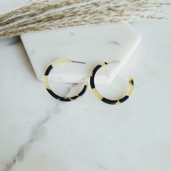 !!5 for $25 Tortoise Print Acrylic C Hoop Earrings - Picture 2 of 5